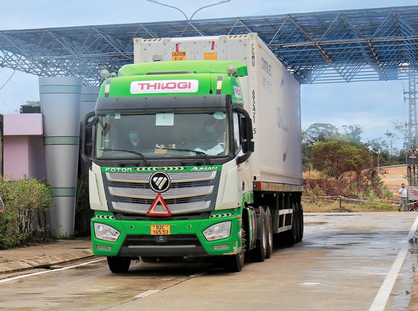 Xe của THILOGI tại cửa khẩu Nam Giang Xe của THILOGI tại cửa khẩu Nam Giang