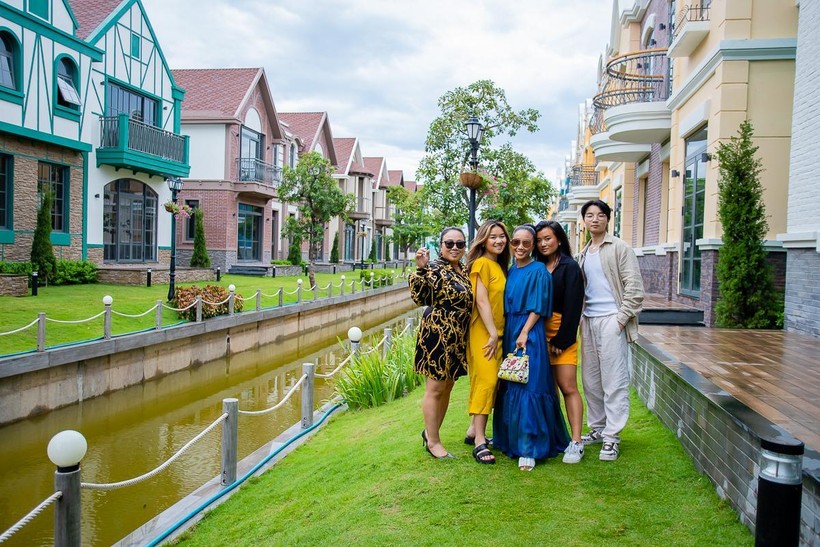 Đoan Trang cùng người thân khám phá khu biệt thự Lagoon lấy ý tưởng từ những ngôi nhà bên sông của Hà Lan
