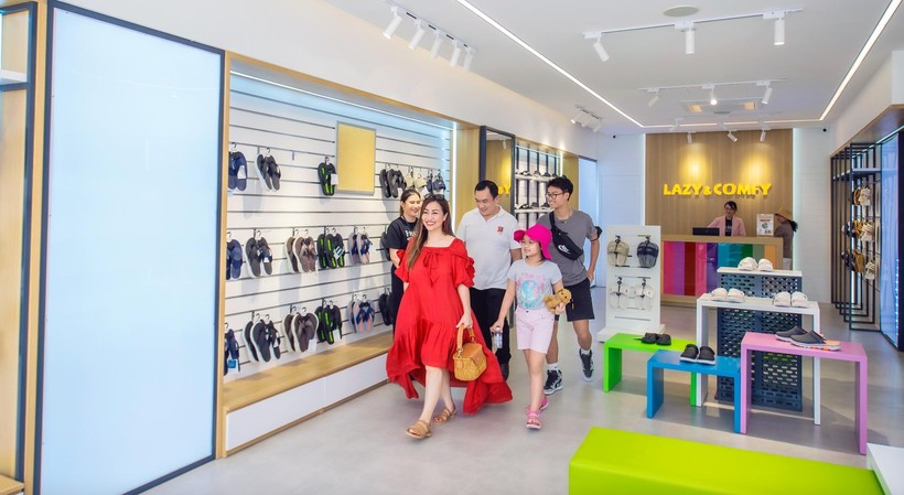 Ngoài các hoạt động vui chơi, dãy shophouse quy tụ hàng loạt thương hiệu thời trang, làm đẹp nổi tiếng cũng góp phần tạo nên sự sôi động cho NovaWorld Ho Tram