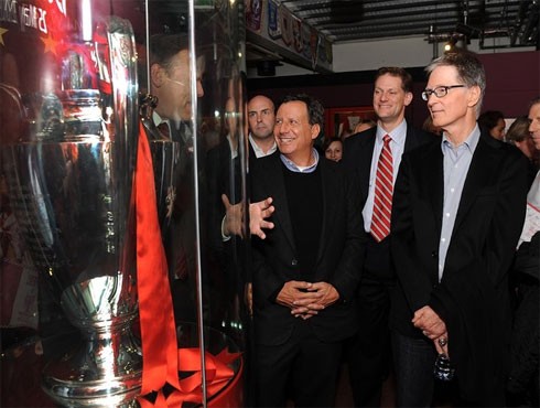 Giải mã thành công của Liverpool ảnh 1 John W Henry (phải) muốn Liverpool hướng đến thành công bền vững (ảnh CLB)