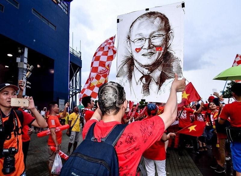 King's Cup 2019: Đã đến lúc người Thái phải “tâm phục, khẩu phục“ ảnh 2 Người hâm mộ dành trọn niềm tin cho HLV Park Hang- Seo (ảnh TTVH)