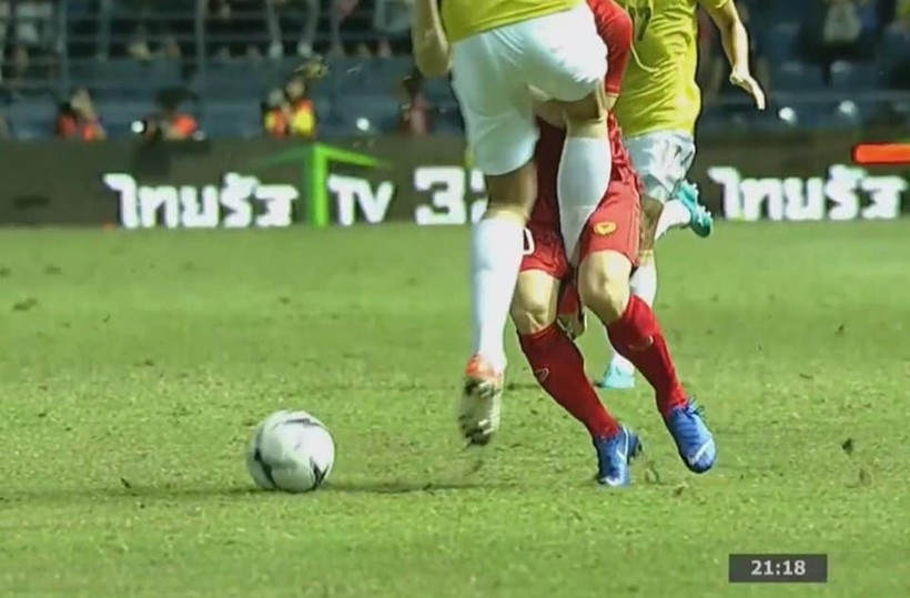 Các cầu thủ chủ nhà dùng cả võ Muay Thái để tìm kiếm chiến thắng trước đội tuyển Việt Nam (ảnh Vietnamfootball)