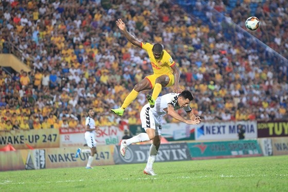 Nam Định đã giành thắng lợi 2-1 trước SHB.Đà Nẵng đúng vào những phút cuối cùng (ảnh VPF)