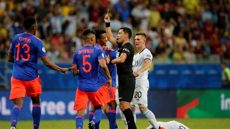 Copa America 2019: Bẽ bàng Argentina ngày ra quân ảnh 3 Khá nhiều người cho rằng, nếu cứng rắn, có thể trọng tài sẽ rút ra nhiều hơn 7 thẻ vàng (4 cho Colombia, 3 cho Albiceleste). Ảnh AP