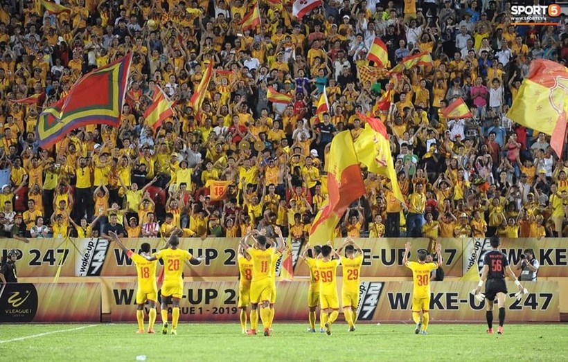 Khán giả sân Thiên Trường đón “đứa con lưu lạc trở về” với tình cảm “như chưa hề có cuộc chia ly”. (ảnh Hội CĐV Nam Định) Khán giả sân Thiên Trường đón “đứa con lưu lạc trở về” với tình cảm “như chưa hề có cuộc chia ly”. (ảnh Hội CĐV Nam Định)