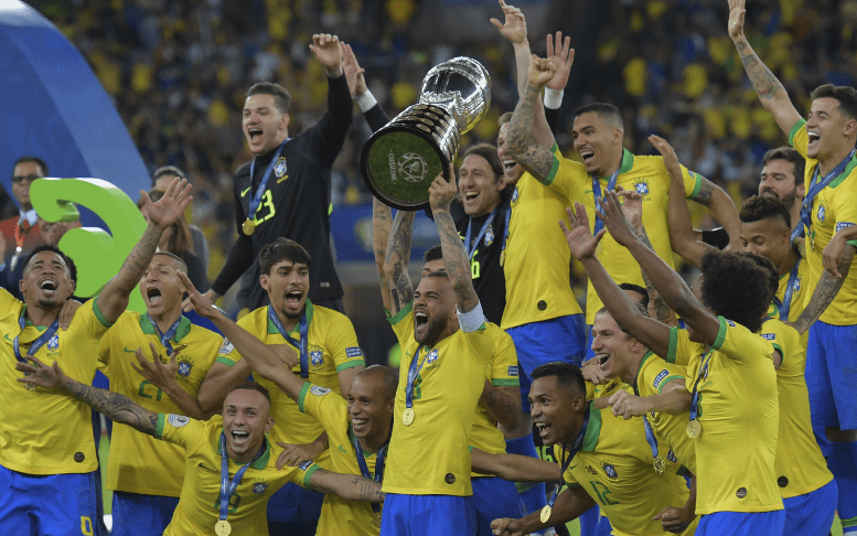 Cúp vàng Copa America 2019 là danh hiệu thứ 40 (ảnh AP) Cúp vàng Copa America 2019 là danh hiệu thứ 40 (ảnh AP)