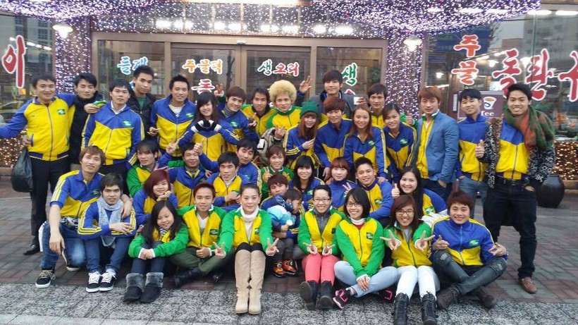 Áo ấm SLNA- Món quà Giáng sinh của "bà đại sứ" đem từ Việt Nam sang dành cho 60 người con xứ Nghệ làm việc tại Hàn Quốc (ảnh NV cung cấp)