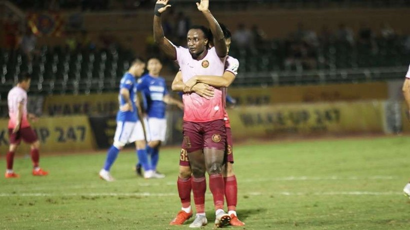 Kizito Trung Hiếu là người đã khiến đội bóng cũ Quảng Ninh không thể rời sân Thống Nhất với 3 điểm trên tay. Hai lần Quảng Nam dẫn điểm trước thì Kizito Trung Hiếu đều là người gỡ hòa cho Sài Gòn. Ảnh Fox