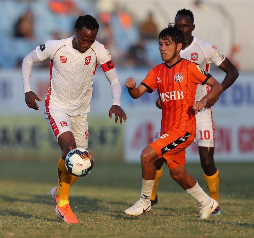 . Nhìn số 6 này thi đấu như thế mà không được ông Park gọi lên tuyển quốc gia thì quả là có sự bất công nhất định. Ảnh VPF.