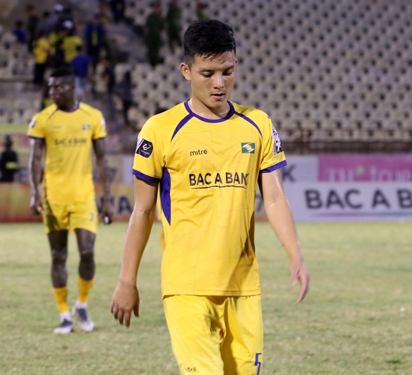 Sân Vinh, hai ông thầy Nghệ “níu chân” nhau ảnh 3 Trung vệ Văn Khánh cho thấy vì sao mình mãi không được vào đội tuyển quốc gia bằng tình huống xử lý vụng vệ. Ảnh Songlamplus.