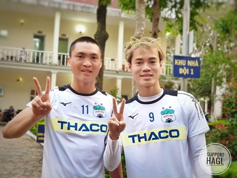 Gánh nặng đè lên vai Văn Toàn, Tuấn Anh. Ảnh CĐV HAGL. Gánh nặng đè lên vai Văn Toàn, Tuấn Anh. Ảnh CĐV HAGL.