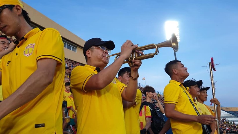 . “Cầu thủ số 12” lại bền bỉ trên khán đài suốt cả 90, không quản mưa nắng, rất hiếm tại V.League. Ảnh Hội CĐV.