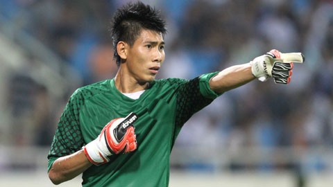 Thủ môn Tuấn Mạnh (S.Khánh Hòa) đã làm nản lòng các chân sút của đội chủ nhà TP.HCM. Ảnh VPF