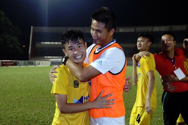 Xuân Hợp có lẽ sẽ là HLV trẻ trong lịch sử V.League. Ảnh Bongdaplus.