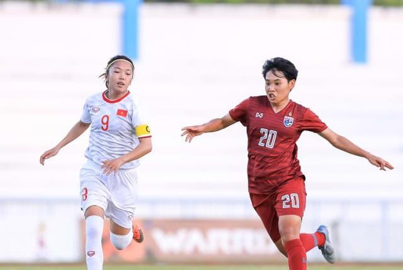 Các cô gái Vàng Việt Nam đã gửi tặng chiến thắng cho các chàng trai. Ảnh FAT.