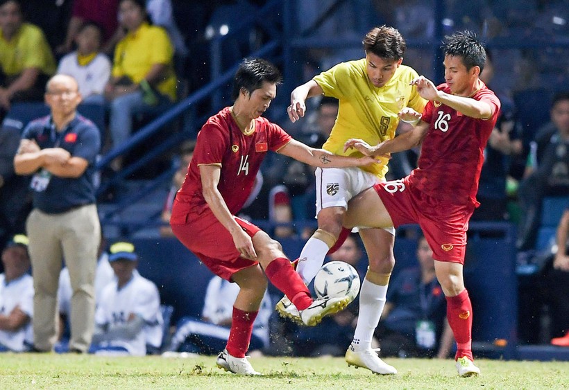 Thái Lan - Việt Nam: thống kê về "thời vận" trong tháng 9 ảnh 2 Chưa có bao giờ, giới chuyên môn và truyền thông Thái Lan lại có tâm trạng lo lắng bất an khi đối đầu với ĐT Việt Nam như lần này. Ảnh FAT.