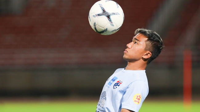 Đến nay, mới 25 tuổi nhưng Chanathip đã 7 năm chơi cho ĐT Thái Lan và đang là linh hồn của bầy “voi chiến”. Ảnh FAT.