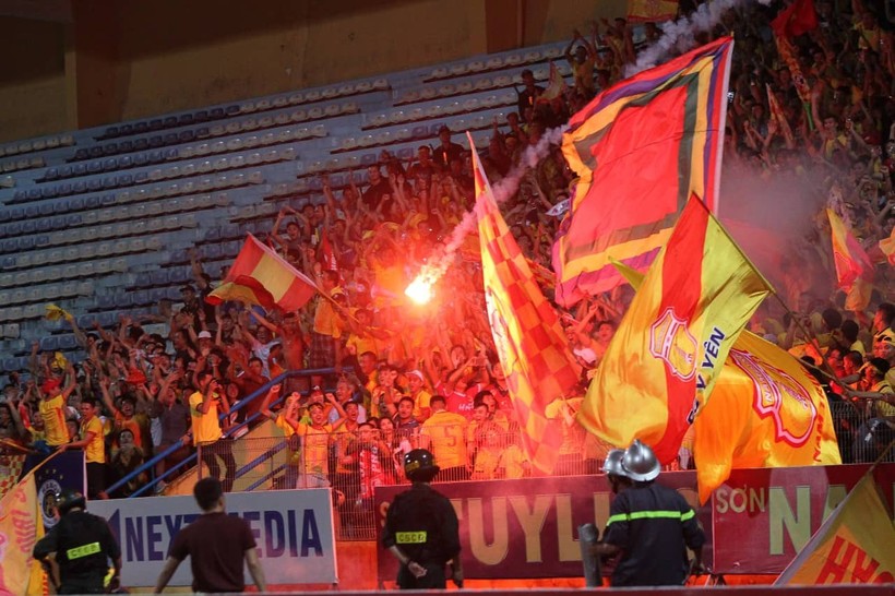 Hà Nội – Nam Định (6-1): mưa bàn thắng và pháo sáng khiến một cổ động viên phải cấp cứu ảnh 2 Pháo sáng cả góc sân Hàng Đẫy. Ảnh HNFC.