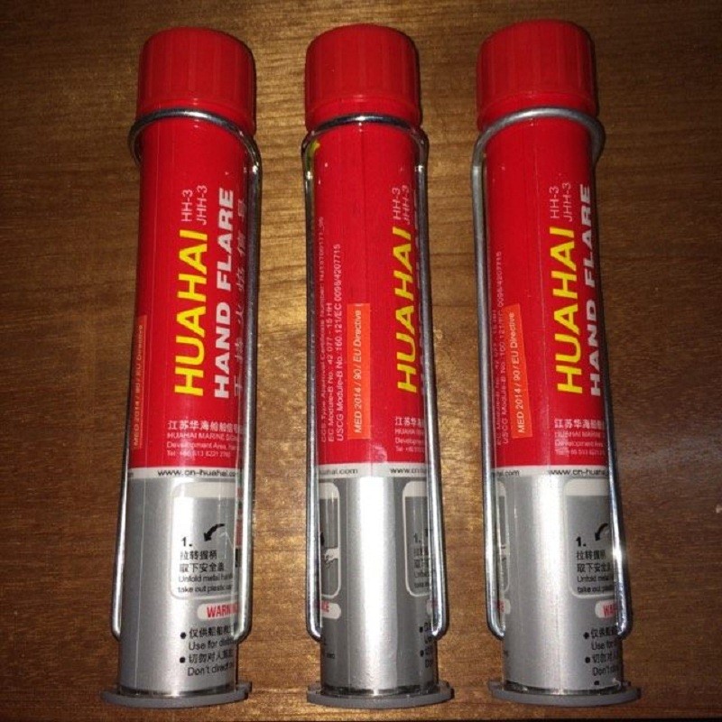 Đi xem bóng đá có nhất thiết phải đem theo pháo không? Ảnh AT.