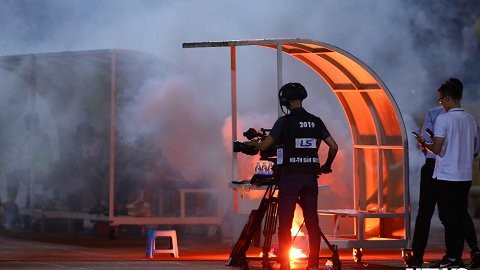 Nhìn hình ảnh này, bạn bè quốc tế sẽ nghĩ gì khi nhắc đến sân Hàng Đẫy? Ảnh AT.