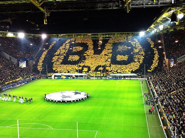 Pháo đài Signa Iduna Park của Dortmund  được mệnh danh là 