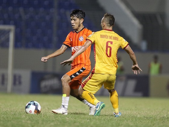 Thế Dương để mất bóng trong tình huống Thanh Hóa tổ chức lên bóng ở phút 89 dẫn đến bàn thua. Ảnh VĐ