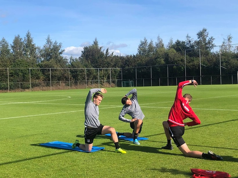 Văn Hậu liệu có thành công tại Heerenveen? ảnh 1 Cùng ra sân với anh còn có một tân binh khác là tuyển thủ đội Croatia Alen Halihovic. Ba thầy trò đã cùng khởi động bằng bài chạy xung quanh sân rồi sau đó tập nhẹ. Ảnh CLB.