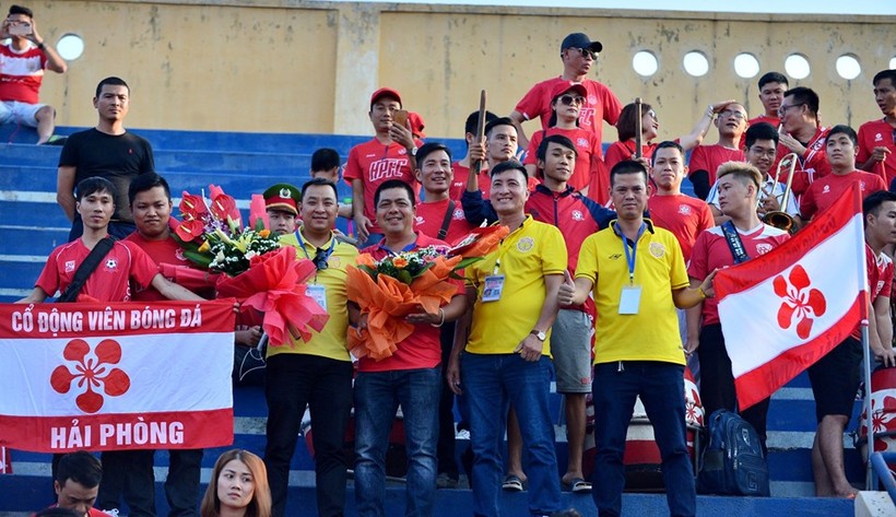 Sân Thiên Trường, vui sao nước mắt lại trào ảnh 1 Những nụ cười tỏa nắng trên khán đài . Ảnh NĐFC