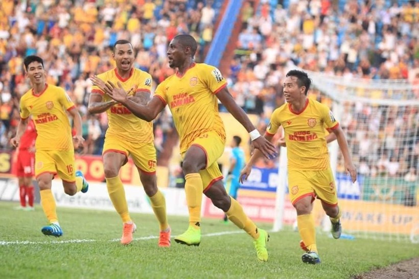 Sân Thiên Trường, vui sao nước mắt lại trào ảnh 2 2 ngoại binh Nam Định đã tỏa sáng. Ảnh NĐFC