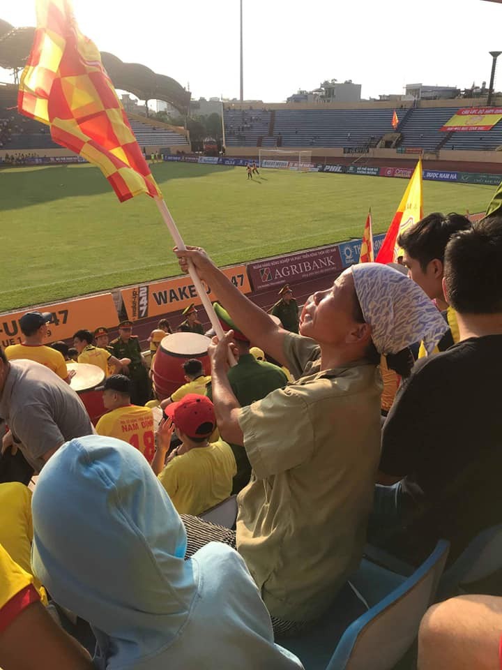 Sân Thiên Trường, vui sao nước mắt lại trào ảnh 3 “Chị mua vé để ủng hộ đội bóng!