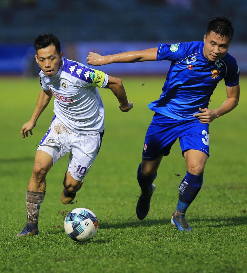 Văn Quyết vẫn quá xuất sắc. Ảnh VPF