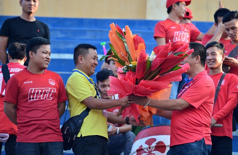 Những cuộc giao lưu trên khán đài. Ảnh NĐFC