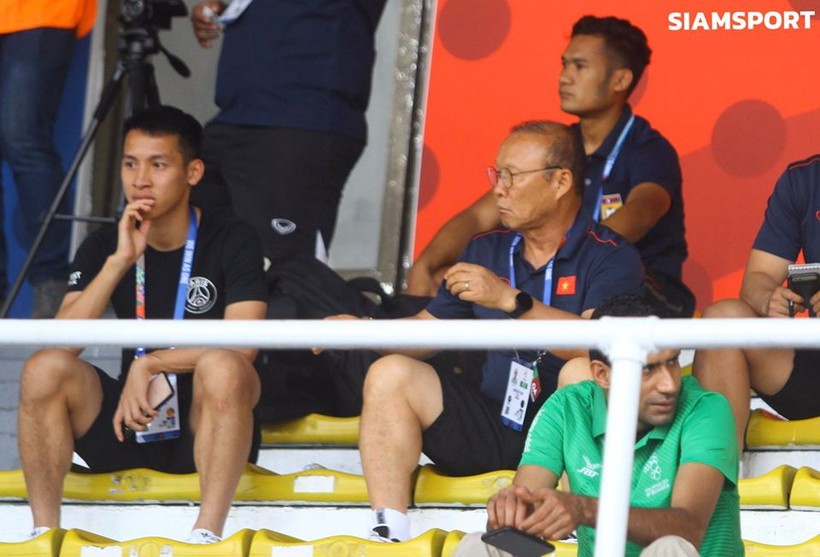 Hùng Dũng và HLV Park đang nghiên cứu kỹ U22 Lào. Ảnh AP.