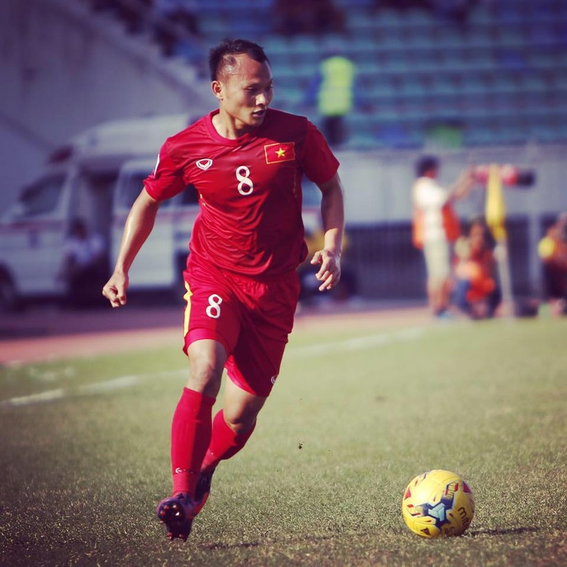 Nhìn ông Park “vá thủng” hàng phòng ngự ảnh 2 Trọng Hoàng sẽ lùi về đá hậu vệ phải. Ảnh FBNV