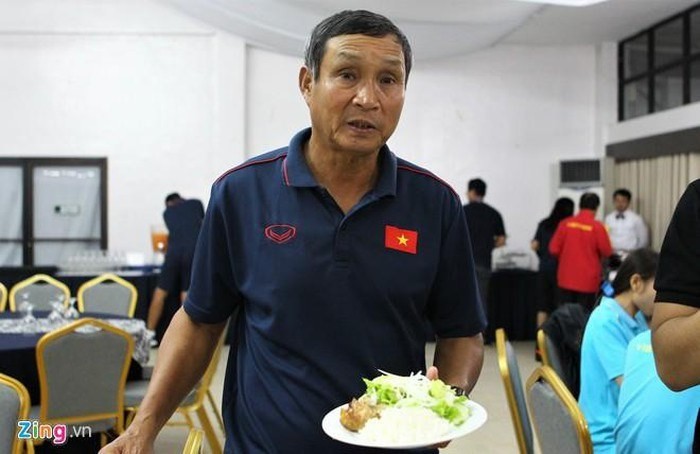 Ông gần gũi, thân thiện với các học trò. Ảnh VFF.