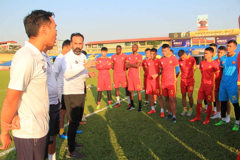 Ông thầy người Italia HLV Fabio Lopez đã ra mắt đội bóng. Ảnh Mạnh Cường.