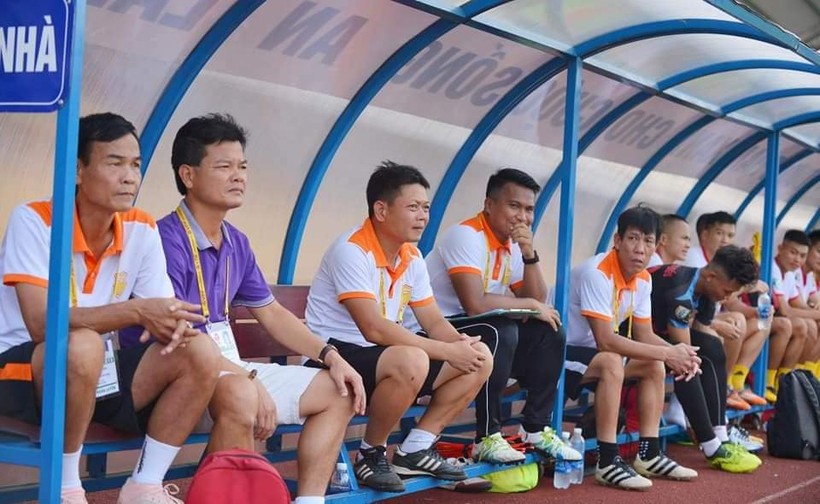 Một phần do bản tính, một phần do hoàn cảnh đội bóng, Văn Sỹ như người cha trụ cột trong gia đình nghèo, đông con. Ảnh FBNV