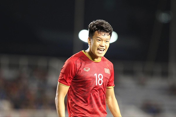 Trung vệ Thành Chung là cầu thủ Việt Nam thực hiện nhiều đường chuyền nhất. Với 180 đường chuyền, tỷ lệ chính xác 81,6% (147 đường chuyền đúng địa chỉ) tốt hơn rất nhiều với các cầu thủ còn lại. Ảnh VFF