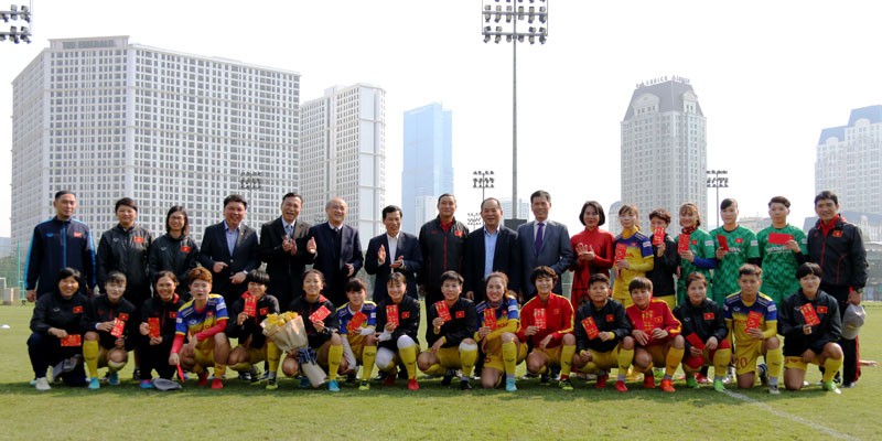 Ông Mai Đức Chung và các cô gái Vàng sẽ bay đi Hàn quốc đá vòng loại thứ 3 ấp ủ giấc mơ dự Olympic. Ảnh VFF