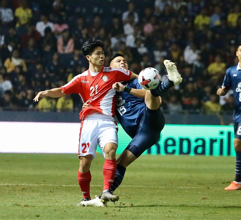 Buriram, đội bóng vừa giành chiến thắng 2-1 trước TP.HCM tại vòng sơ loại AFC Champions League 2020 có giá 7,65 triệu euro. Ảnh Buriram. Có 1 thực tế, giá trị cầu thủ Việt tại Transfermark thường thấp vì thế giá trị câu lạc bộ V.League cũng bị kéo xuống. Hiện nay hai đội bóng có giá trị cao nhất ở Việt Nam là CLB TP.HCM (1,25 triệu euro) và Hà Nội FC (1,15 triệu euro). Nếu đem so với CLB xếp cuối trong top 10 Đông Nam Á là Persib Bandung (Indonesia) với 4,6 triệu euro thì quả là chúng ta còn một khoảng cách khá xa. Buriram, đội bóng vừa giành chiến thắng 2-1 trước TP.HCM tại vòng sơ loại AFC Champions League 2020 có giá 7,65 triệu euro. Ảnh Buriram. Có 1 thực tế, giá trị cầu thủ Việt tại Transfermark thường thấp vì thế giá trị câu lạc bộ V.League cũng bị kéo xuống. Hiện nay hai đội bóng có giá trị cao nhất ở Việt Nam là CLB TP.HCM (1,25 triệu euro) và Hà Nội FC (1,15 triệu euro). Nếu đem so với CLB xếp cuối trong top 10 Đông Nam Á là Persib Bandung (Indonesia) với 4,6 triệu euro thì quả là chúng ta còn một khoảng cách khá xa.