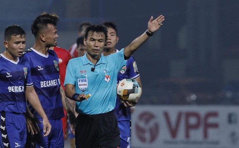 Trọng tài  FIFA Trương Hồng Vũ còn bị “treo còi vĩnh viễn” sau pha bẻ còi hy hữu. Ảnh B.BD.