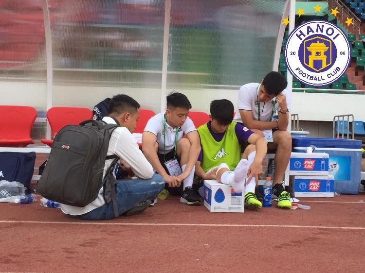 Duy Mạnh đã bị chấn thương gối phải sau 5 phút thi đấu. Ảnh CLB HN