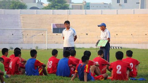HLV Cao Văn Dũng và 4 cầu thủ U19 Bình Định bị kỷ luật "thi đấu không đúng khả năng của mình mà không có lý do chính đáng". Ảnh Báo Bình Định