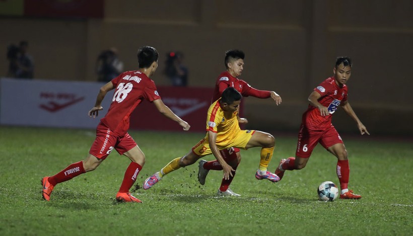 Đội khách Hải Phòng (áo đỏ) cầm bóng 58% thời gian. Ảnh VPF