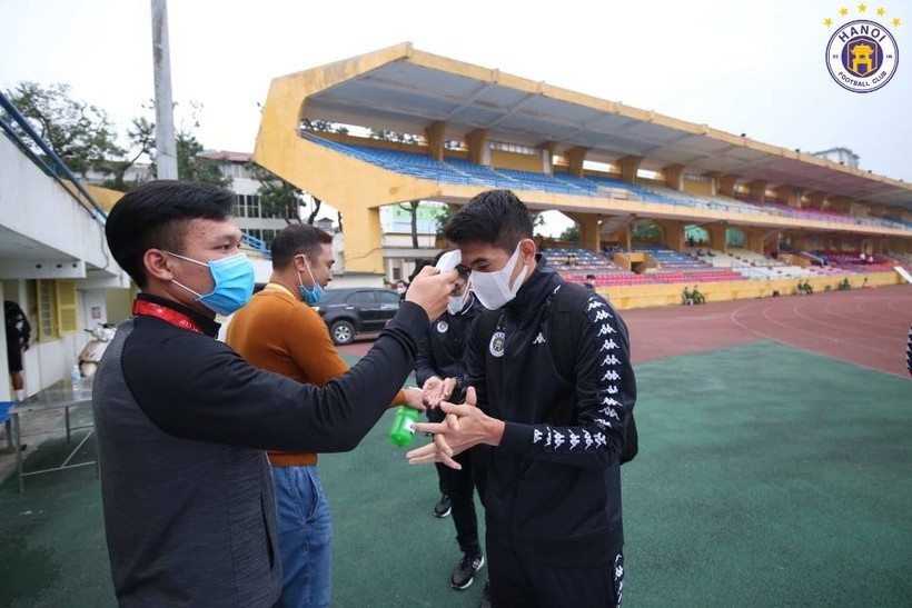 Hà Nội FC đã tổ chức họp với các bộ phận chuyên môn và quyết định tạm dừng kế hoạch luyện tập của đội bóng từ ngày 28/03. Ảnh HNFC