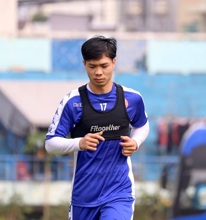 Cách đây 12 năm nhìn vào chiều cao gần 1,8m của ông bố Nguyễn Công Bảy, phần thì các thầy ta và Tây của học viện HAGL Arsenal JMG tin tưởng vào chế độ luyện tập, điều kiện dinh dưỡng ở đây mới quyết định tiếp nhận. Ảnh TP.HCM Cách đây 12 năm nhìn vào chiều cao gần 1,8m của ông bố Nguyễn Công Bảy, phần thì các thầy ta và Tây của học viện HAGL Arsenal JMG tin tưởng vào chế độ luyện tập, điều kiện dinh dưỡng ở đây mới quyết định tiếp nhận. Ảnh TP.HCM