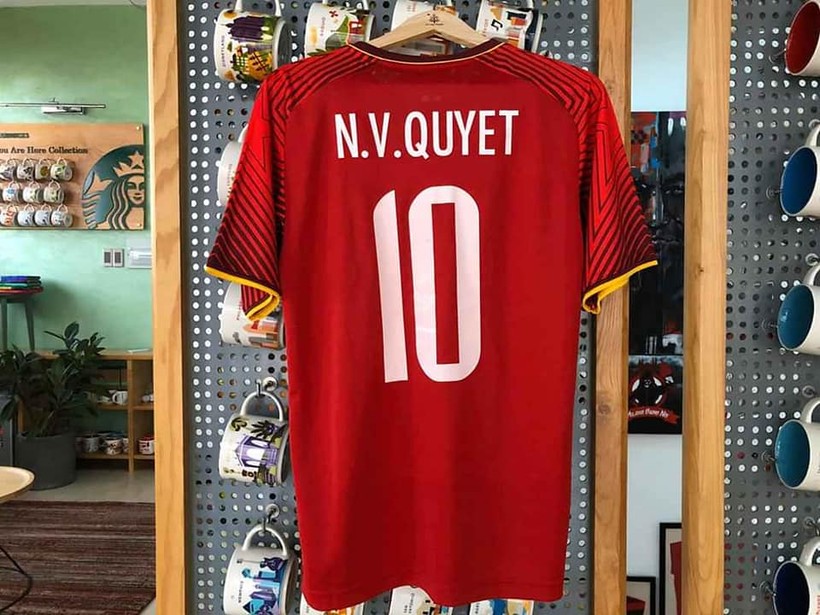 Chiếc áo kỷ niệm số 10 của Văn Quyết với đầy đủ chữ ký của ĐTQG Việt Nam sau khi chiến thắng AFC Cup 2018 của Văn Quyết đã được bán đấu giá 50 triệu đồng. Ảnh VQ Chiếc áo kỷ niệm số 10 của Văn Quyết với đầy đủ chữ ký của ĐTQG Việt Nam sau khi chiến thắng AFC Cup 2018 của Văn Quyết đã được bán đấu giá 50 triệu đồng. Ảnh VQ