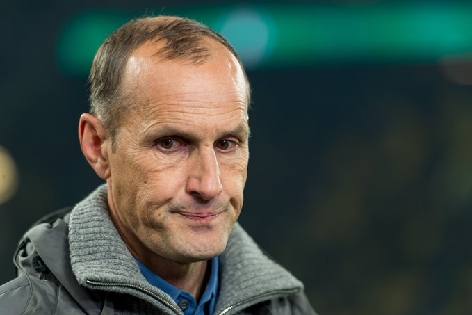 HLV Heiko Herrlich của Augsburg chính thức bị cấm chỉ đạo Augsburg ở trận tiếp Wolfsburg vì tự ý rời khỏi khách sạn để đi đến cửa hàng tiện lợi mua kem đánh răng và một số vật dụng khác. Ảnh Augsburg