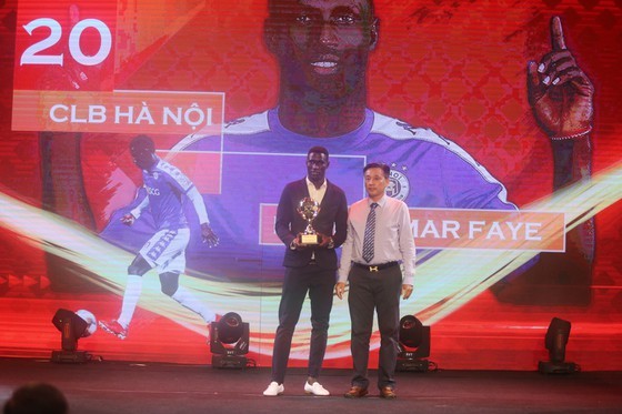 Pape Omar Faye (CLB Hà Nội) đoạt Giải thưởng "Cầu thủ nước ngoài xuất sắc năm 2019”. Ảnh Dũng Phương Pape Omar Faye (CLB Hà Nội) đoạt Giải thưởng "Cầu thủ nước ngoài xuất sắc năm 2019”. Ảnh Dũng Phương