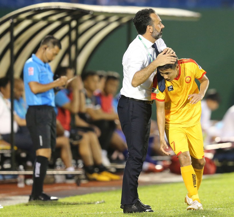 Chiếc ghế của HLV Fabio Lopez đã lung lay. Ảnh VPF